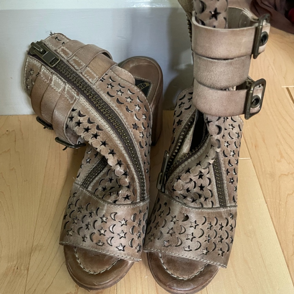 Size 8 Taupe Free Bird Moon and Stars Sandals EUC